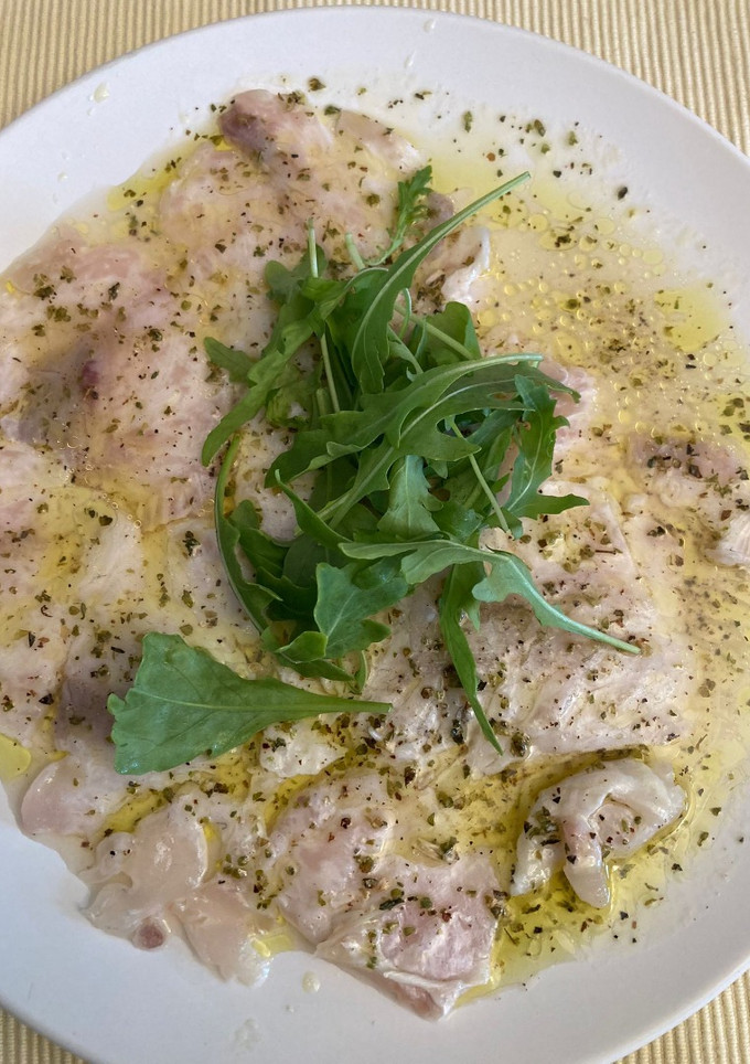 Una foto de Carpaccio de lubina