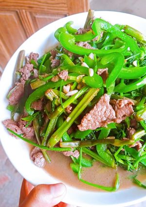 Hình của món Thịt bò xào cần nước ớt chuông xanh.
