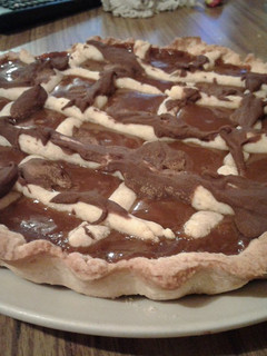 Una foto de Tarta de dulce de leche y chocolate cobertura