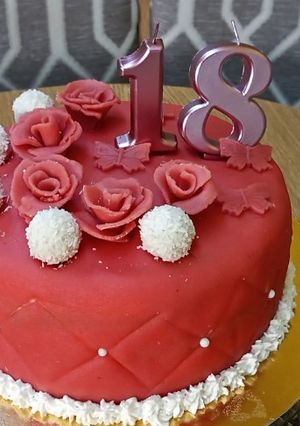 Marcipánnal bevont kókuszkrémes torta recept fotója