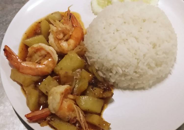 กุ้งผัดมันฝรั่งพริกไทยราดหน้าข้าว