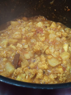 ஆலு கோபி (Aloo gobi recipe in tamil) செய்முறை முக்கிய புகைப்படம்