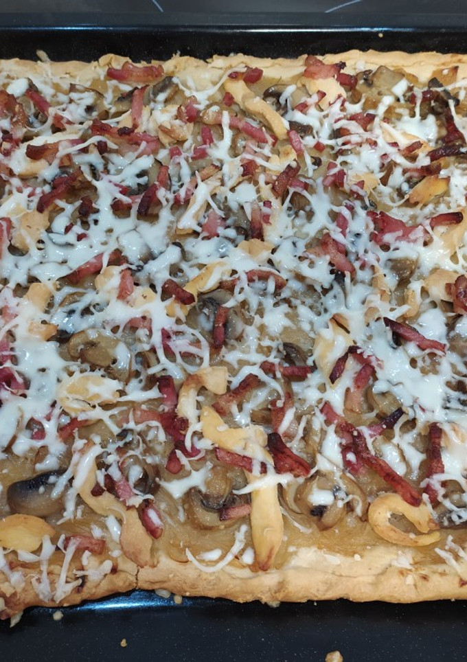 Una foto de Pizza/Coca de cebolla, pollo, champiñones y bacon