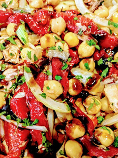 Una foto de Ensalada de garbanzos y pimientos 🚀