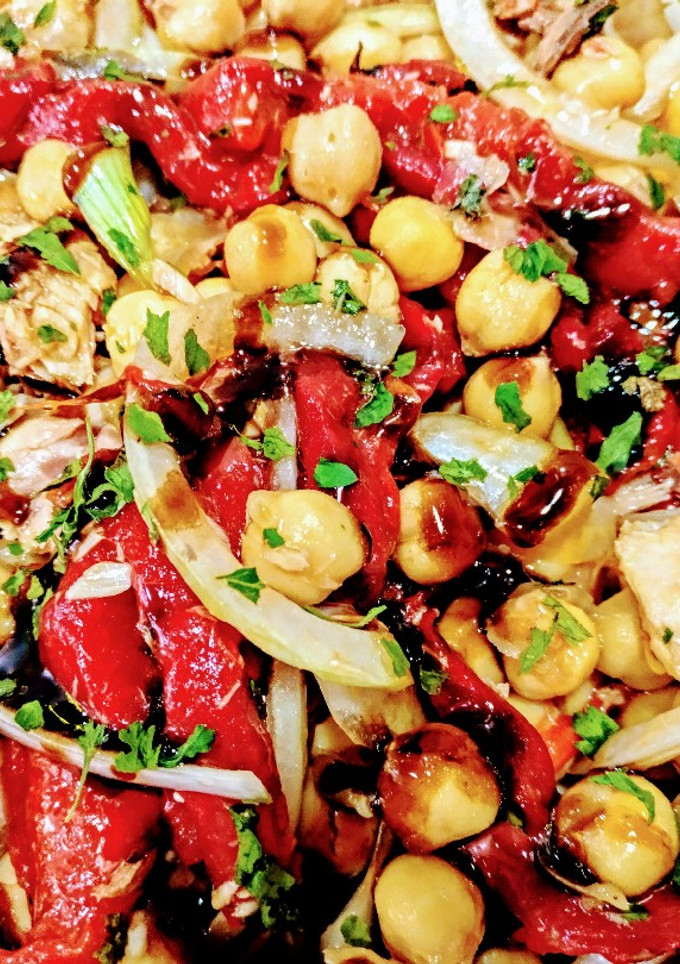 Una foto de Ensalada de garbanzos y pimientos 🚀