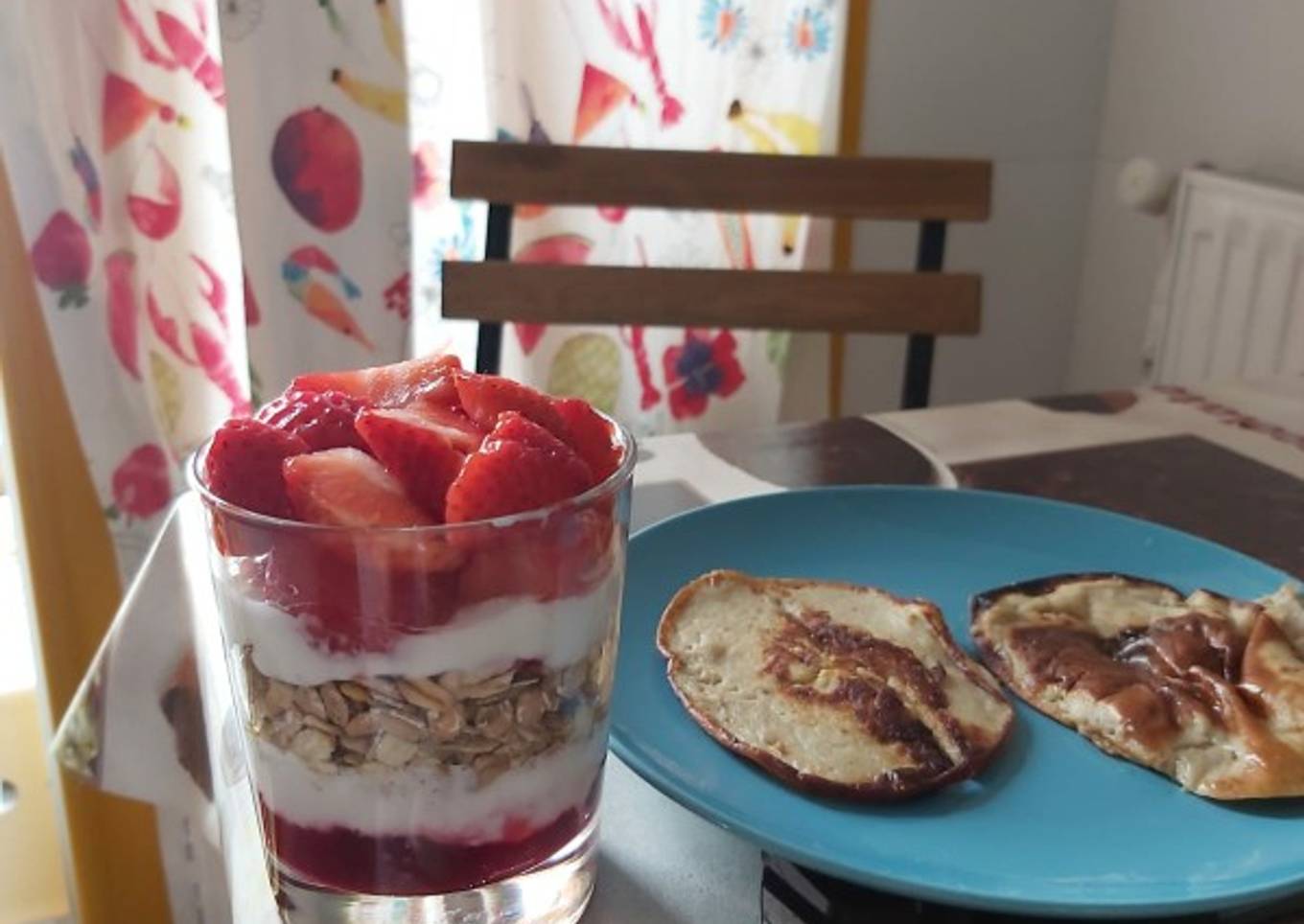 Yogur especiado y tortitas integrales de plátano
