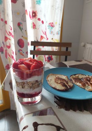 Una foto de Yogur especiado y tortitas integrales de plátano