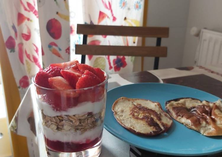 Yogur especiado y tortitas integrales de plátano