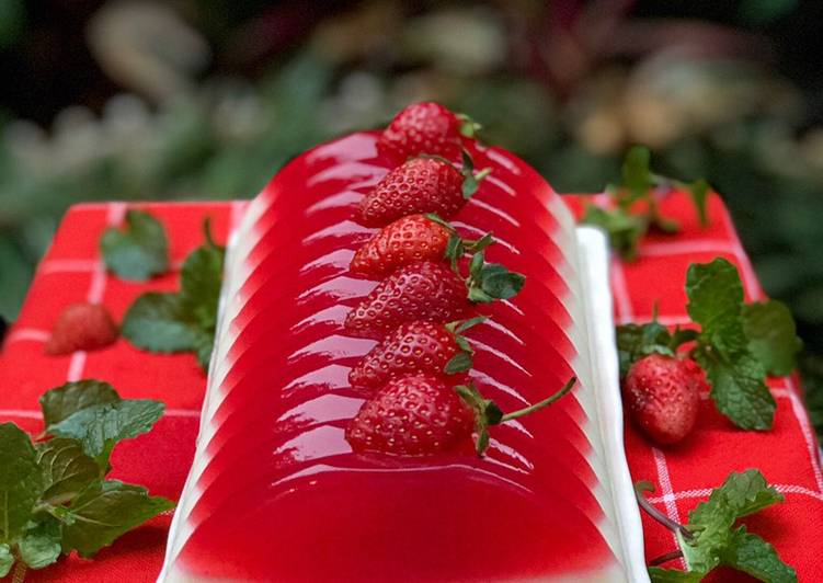 Puding Strawberry Susu Merah Putih