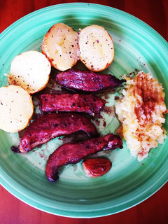 Una foto de Secreto ibérico al vino tinto al horno 🍏 🥔