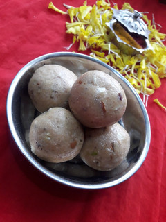 पंजीरी के लड्डू रेसिपी मुख्य फोटो