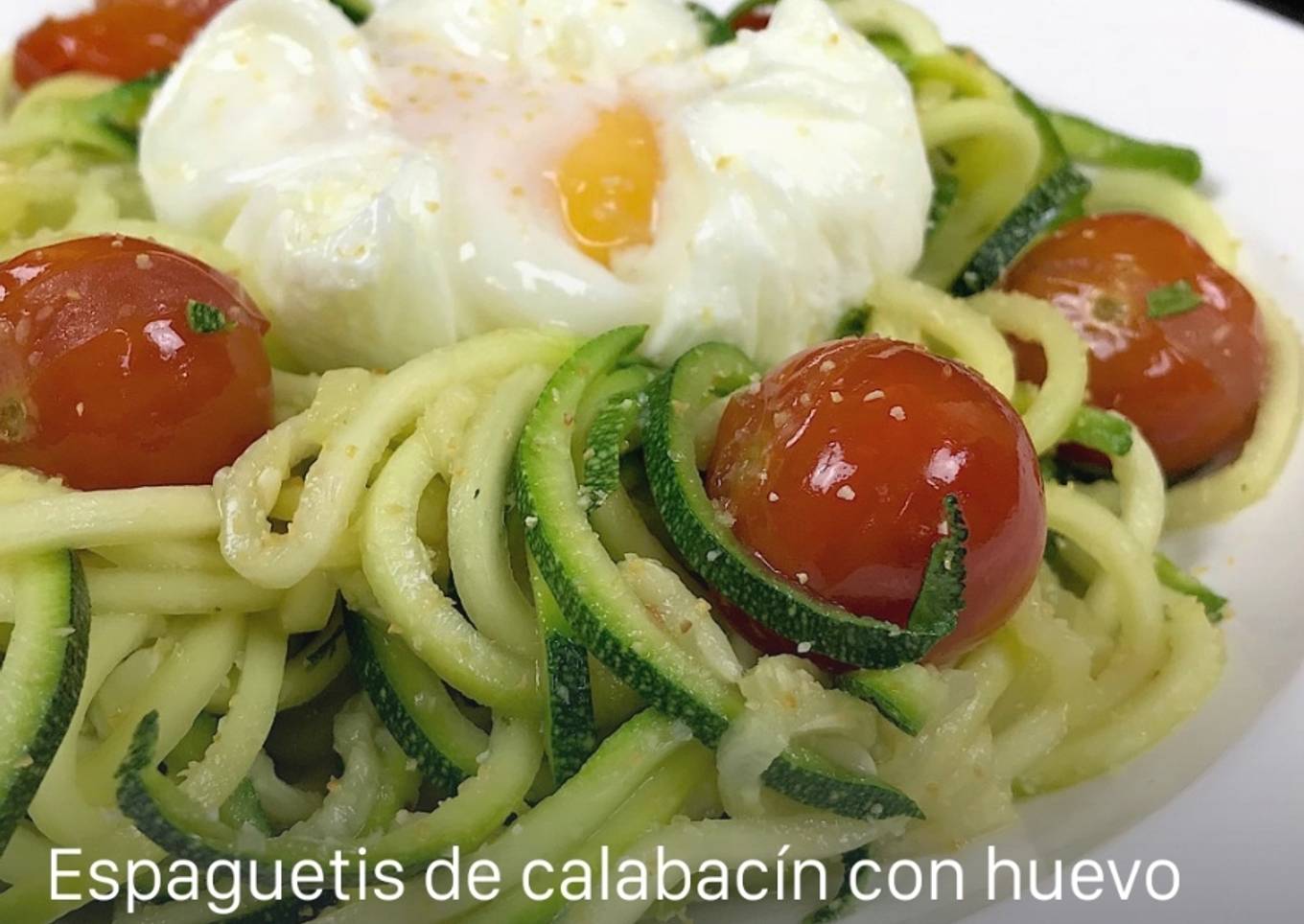 Espaguetis de calabacín con huevo y tomates cherry pochados