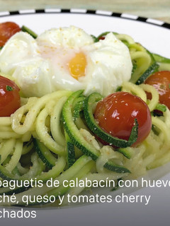 Una foto de Espaguetis de calabacín con huevo y tomates cherry pochados