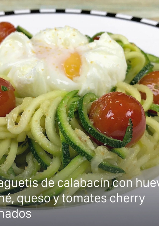 Una foto de Espaguetis de calabacín con huevo y tomates cherry pochados