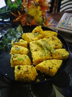 खमण ढोकला (Khaman dhokla recipe in hindi) रेसिपी मुख्य फोटो