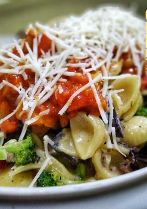 Foto resep Macaroni pasta with cheesy brocoli mushroom and tomato sauce