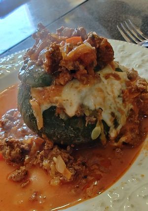 Una foto de Zapallitos rellenos con carne picada y tuco