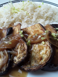 Una foto de Berenjenas🍆 con arrocito🍚 blanco🌰🍯