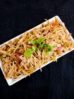 વેજ. હક્કા નૂડલ્સ (Veg. Hakka Noodles Recipe In Gujarati) રેસીપી મુખ્ય ફોટો