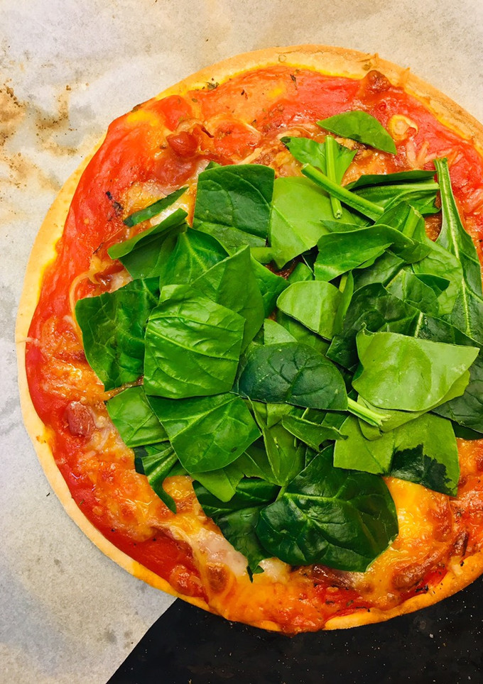 Una foto de Pizza mediterránea de jamón y espinaca fresca 🍕🌿
