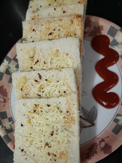 ચીઝ ગાર્લિક બ્રેડ (Cheese Garlic Bread Recipe in Gujarati) રેસીપી મુખ્ય ફોટો