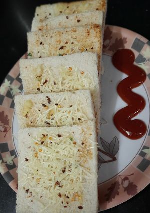 ચીઝ ગાર્લિક બ્રેડ (Cheese Garlic Bread Recipe in Gujarati) રેસીપી મુખ્ય ફોટો