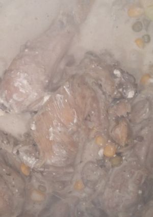Una foto de Pollo con Champiñones y tostadas de plátano