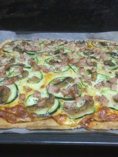 Una foto de Pizza de calabacín, champiñones y pechuga de pavo