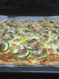 Una foto de Pizza de calabacín, champiñones y pechuga de pavo