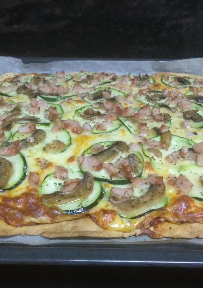 Una foto de Pizza de calabacín, champiñones y pechuga de pavo