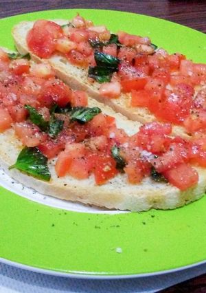 Foto principal de Rebanadas de pan con tomates corazón de buey