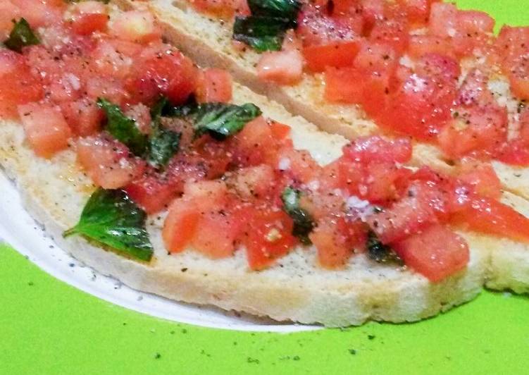 Rebanadas de pan con tomates corazón de buey