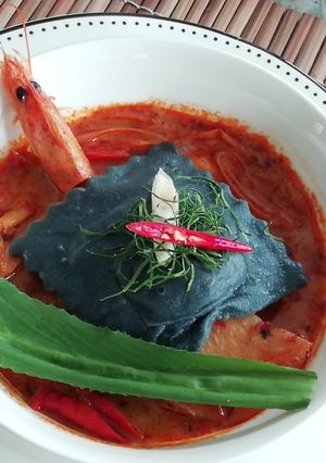 รูปของ 2019 42. Ravioli charcoal tomyum kung