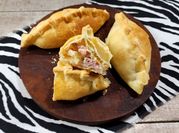 Una foto de empanada de mozzarella y bacon