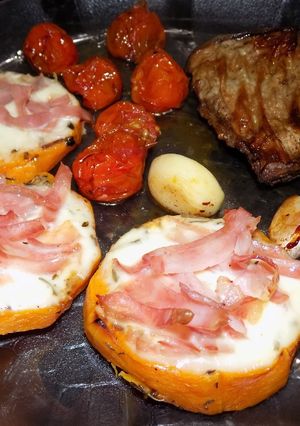 Una foto de Zapallo al horno en rodajas con jamón y queso