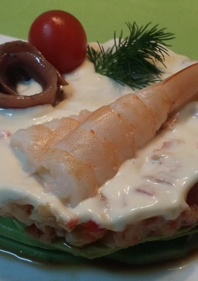 Una foto de Milhoja de aguacate y gambas