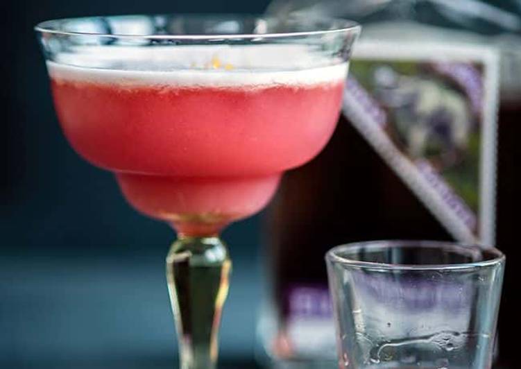 Simple Way to Prepare Homemade Sloe gin cocktail