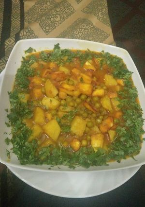 A picture of Matar aloo paneer.