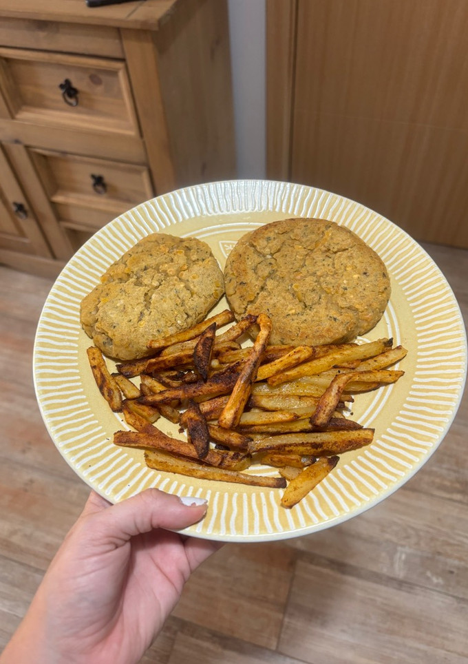Una foto de Hamburguesas de lentejas con papas caseras