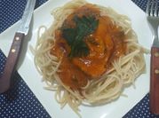 Una foto de tallarines con salsa de tomate