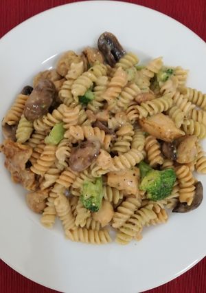 Una foto de Pasta con salsa de quesos, pollo y brócoli
