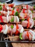 Pollito con Verduras en Brochettes con Reducción de Cítricos