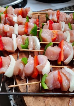 Una foto de Pollito con Verduras en Brochettes con Reducción de Cítricos
