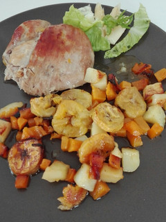Una foto de Muslo de pavo con calabaza, plátano macho y patata