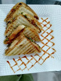 થ્રી લેયર સેન્ડવીચ(Paneer Sandwich Recipe in Gujarati) રેસીપી મુખ્ય ફોટો