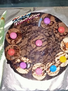 બિસ્કીટ કેક (biscuit cake recipe in gujarati) રેસીપી મુખ્ય ફોટો