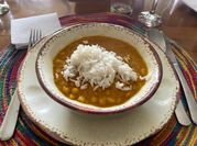 Una foto de curry de garbanzos