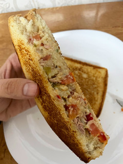 Una foto de Sándwich de atún y mostaza