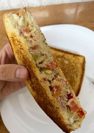 Una foto de Sándwich de atún y mostaza