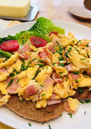 Φωτογραφία της συνταγής Scrambled eggs με ζαμπόν 🥚🍳🥓